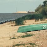 Odwrócona łódź na pustej, spokojnej plaży nad Bałtykiem