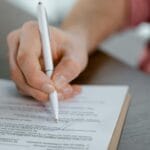 Podpisywanie umowy na przeniesienie praw autorskich długopisem