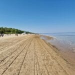Spokojna, piaszczysta plaża nad Bałtykiem w słoneczny, bezchmurny dzień
