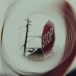 Artystyczne ujęcie znaku stop z rozmytym, wirującym tłem