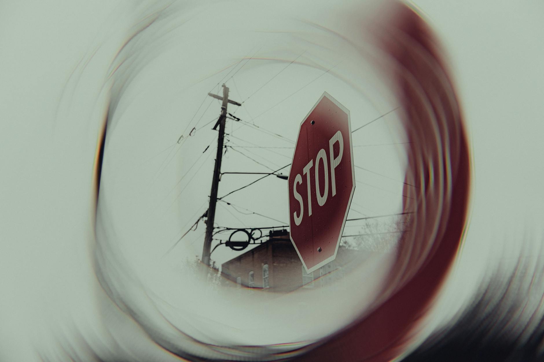 Artystyczne ujęcie znaku stop z rozmytym, wirującym tłem