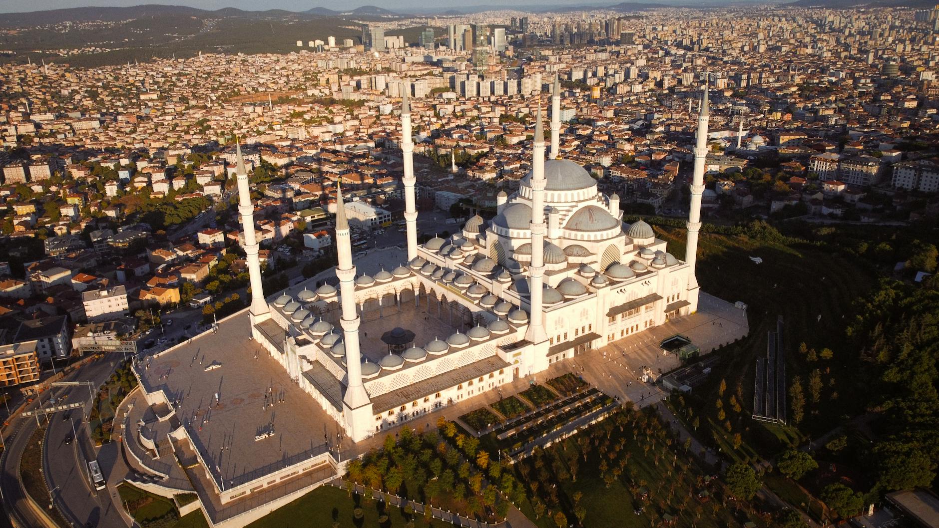 Panorama meczetu Çamlıca w Stambule o zachodzie słońca