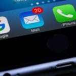 Smartfon z otwartymi aplikacjami Google i Mail w zbliżeniu