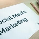 Dokument o social media marketingu z długopisem na biurku
