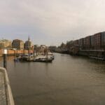 Port w Hamburgu z nowoczesną zabudową nad spokojną wodą
