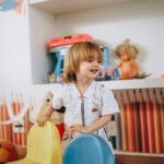 Uśmiechnięte dziecko bawi się w kolorowej sali przedszkola Słoneczko