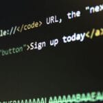 Zbliżenie ekranu komputera z kodem HTML i CSS