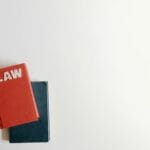 Czerwona książka prawa i niebieska książka na białym tle