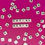 Kafelki z napisem social media na różowym tle