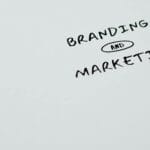Napis branding i marketing na białym tle w kontekście praw autorskich
