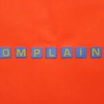 Niebieskie kafelki z napisem complaint na czerwonym tle