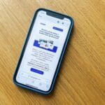 Smartfon na drewnianym stole z otwartą stroną sklepu internetowego