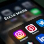 Smartfon z ikonami aplikacji społecznościowych Instagram i X