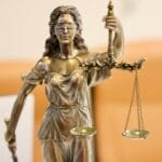 Szczegółowa rzeźba Temidy z wagą jako symbol sprawiedliwości