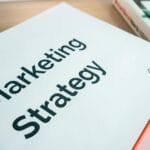Zbliżenie dokumentu strategii marketingowej leżącego na biurku