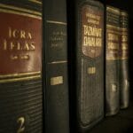Zbliżenie książek o prawie i przepisach na półce w bibliotece