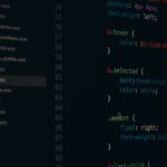Kolorowy kod CSS na ekranie monitora