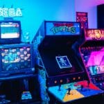 Retro salon gier z automatami arcade i kolorowymi neonami