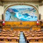 Wnętrze szwajcarskiego parlamentu w Bernie z bogato zdobioną salą obrad