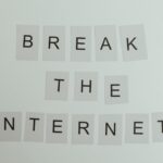Napis Break the Internet ułożony z liter na jasnym tle