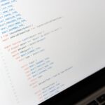 Zbliżenie na kod JavaScript na ekranie laptopa podczas programowania