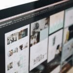 Ekran komputera z projektem strony internetowej w nowoczesnym biurze