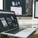 Stylowe stanowisko pracy z laptopem i monitorami z programem graficznym