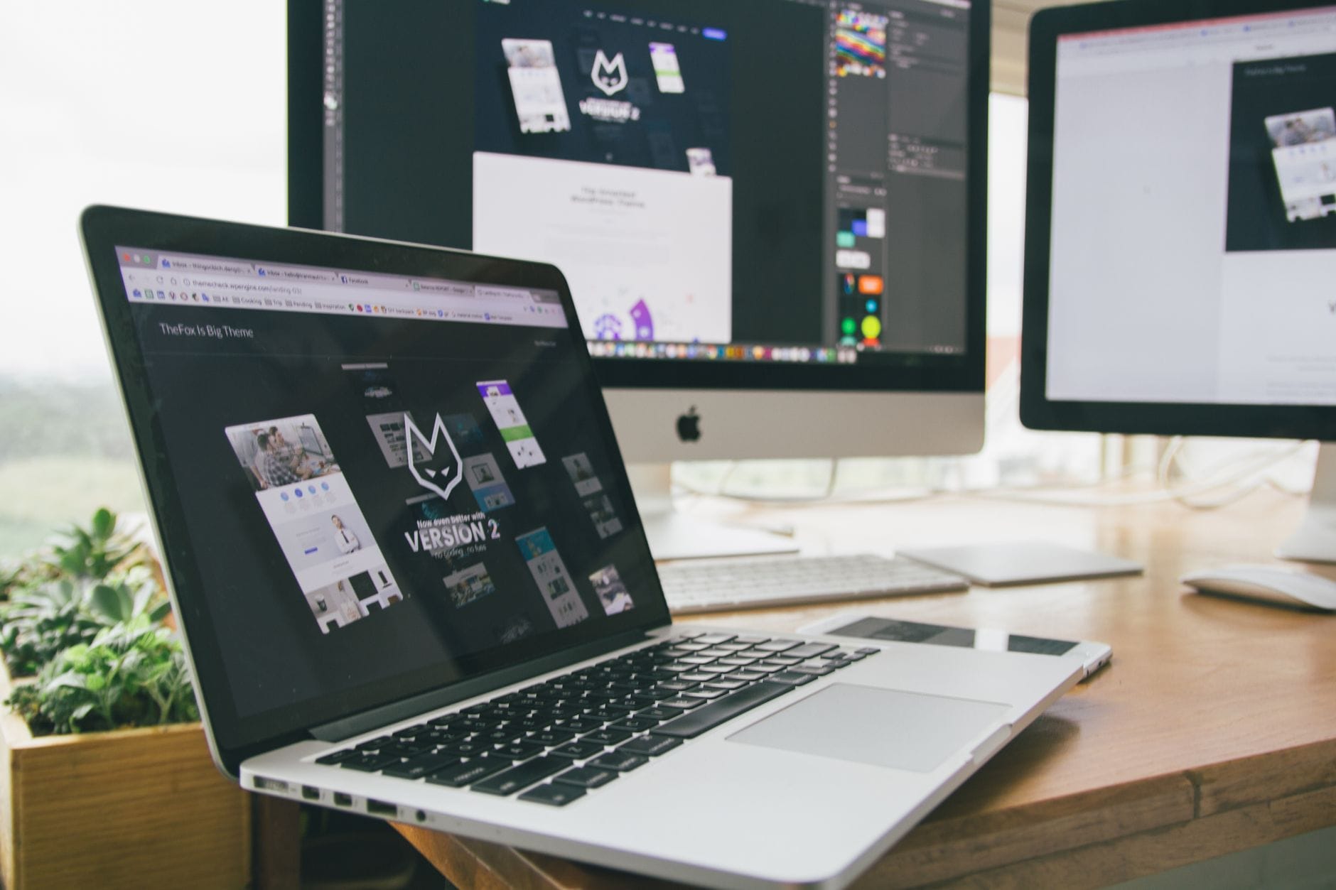 Stylowe stanowisko pracy z laptopem i monitorami z programem graficznym