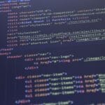 Zbliżenie na kod HTML i CSS na ekranie komputera