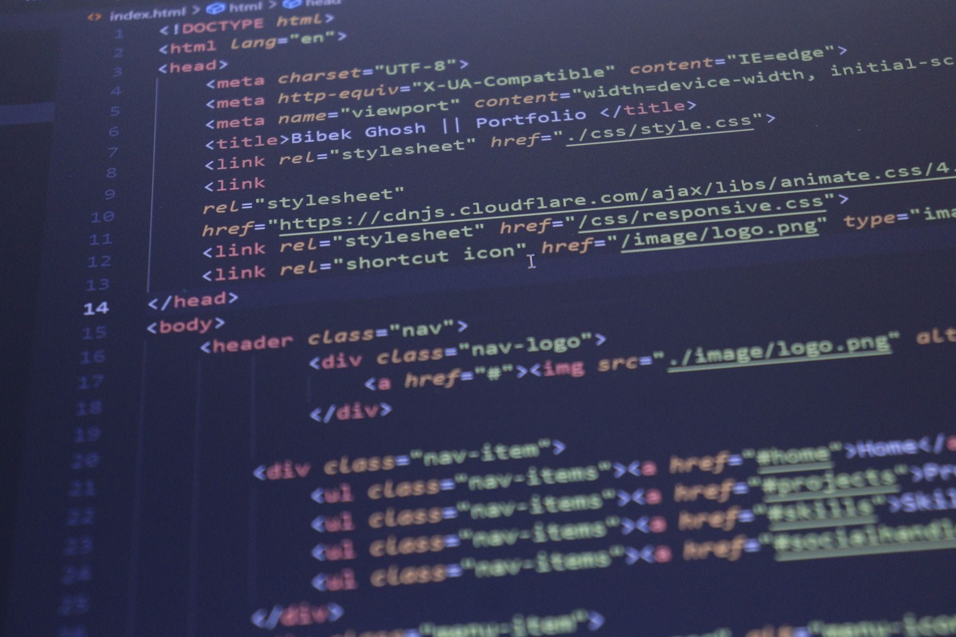 Zbliżenie na kod HTML i CSS na ekranie komputera