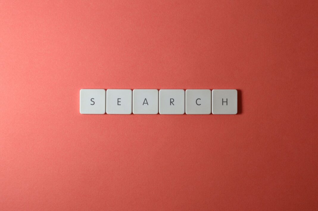 Białe klawisze z napisem search na czerwonym tle