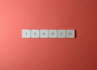Jak sprawdzić, czy grafika CC nie została ukradziona? 3 metody weryfikacji legalności pliku Białe klawisze z napisem search na czerwonym tle