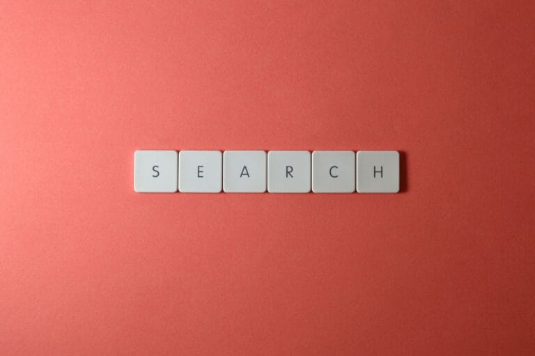 Białe klawisze z napisem search na czerwonym tle