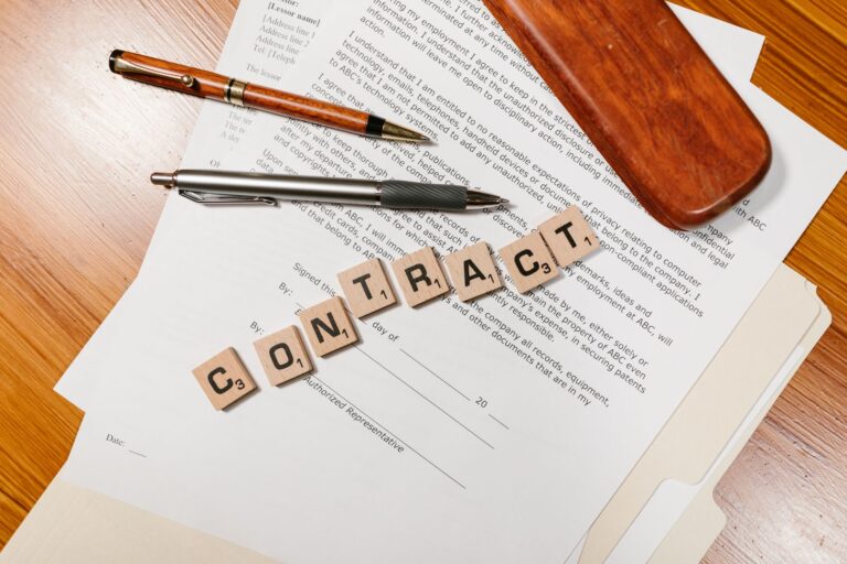 Dokumenty umowy i litery Scrabble układające słowo CONTRACT