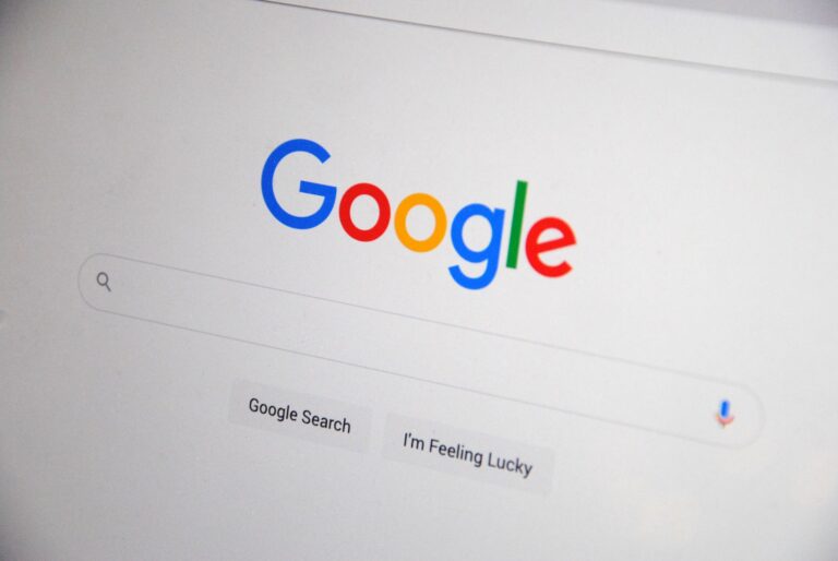 Zbliżenie na stronę główną Google z opcjami wyszukiwania